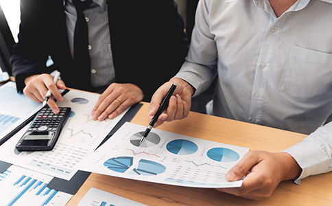 注冊?？诓惋嫻厩暗臏蕚涫马?></p><h3>一、注冊?？诓惋嫻厩暗臏蕚涫马?/h3><p>在正式開始辦理營業(yè)執(zhí)照之前，創(chuàng)業(yè)者應首先完成以下幾項準備工作：</p><p>1. 選定公司名稱并進行名稱預先核準</p><p>提前準備3-5個企業(yè)名稱備選，前往海口市市場監(jiān)督管理局或通過海南政務服務網(wǎng)進行核名，避免因重名而延誤流程。</p><p>2. 確認注冊地址</p><p>注冊地址應是符合使用規(guī)范的商業(yè)或辦公用房，海口市場監(jiān)管部門會對注冊地址真實性進行抽查，建議避免使用無房產(chǎn)證明或無法提供租賃合同的場地。</p><p>3. 明確公司經(jīng)營范圍</p><p>餐飲公司經(jīng)營范圍應包含關鍵詞如“餐飲服務”“食品銷售”“食品加工”等，這將影響后續(xù)食品經(jīng)營許可證的申請。</p><p>上述準備工作看似簡單，實則是?？诓惋嫻巨k理流程的關鍵起點。建議整理好相關材料清單，提高核準效率。</p><h3>二、?？诓惋嫻緺I業(yè)執(zhí)照辦理流程</h3><p>完成前期準備后，接下來進入營業(yè)執(zhí)照辦理階段。該流程主要包括：</p><p>1. 提交申請材料</p><p>創(chuàng)業(yè)者需準備以下資料：</p><p>全體股東身份證復印件;</p><p>公司章程;</p><p>名稱預核準通知書;</p><p>房屋租賃合同或產(chǎn)權(quán)證明;</p><p>公司設立登記申請書;</p><p>法定代表人、監(jiān)事任職文件。</p><p>2. 提交注冊申請</p><p>材料準備齊全后可通過“海南政務服務網(wǎng)”進行線上申請，或前往當?shù)卣辗沾髲d提交紙質(zhì)材料。</p><p>3. 領取營業(yè)執(zhí)照</p><p>一般3-5個工作日內(nèi)，審核通過即可領取《營業(yè)執(zhí)照》，正式成立餐飲公司主體。</p><p>這個階段完成后，企業(yè)法人單位就具備了合法的經(jīng)營資質(zhì)，是辦理?？诓惋嫻玖鞒痰暮诵牟糠?。<br><img src=