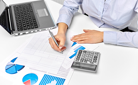 ?？谧苑止玖鞒淘斀?></p><h3>?？谧苑止玖鞒淘斀?/h3><p>準(zhǔn)備好?？谧苑止舅栀Y料后，可按以下流程進(jìn)行辦理：</p><p>1. 提交分公司名稱核準(zhǔn)</p><p>在?？诠ど叹只蚓W(wǎng)上平臺提交分公司名稱核準(zhǔn)申請，名稱通過審核后獲取《名稱預(yù)先核準(zhǔn)通知書》。</p><p>2. 準(zhǔn)備并提交注冊資料</p><p>按照資料清單整理好所需文件，提交工商局進(jìn)行審批。</p><p>3. 工商局審批與領(lǐng)取營業(yè)執(zhí)照</p><p>工商局審核通過后，領(lǐng)取分公司營業(yè)執(zhí)照。此時，分公司正式具備合法經(jīng)營資格。</p><p>4. 刻制公章及財務(wù)章</p><p>分公司需刻制公章、財務(wù)章及合同章等，便于日常業(yè)務(wù)運(yùn)營和銀行開戶。</p><p>5. 稅務(wù)登記及銀行開戶</p><p>分公司需在稅務(wù)部門進(jìn)行稅務(wù)登記，并可開立獨(dú)立銀行賬戶，用于日常收支管理。</p><h3>?？谧苑止境Ｒ妴栴}與注意事項(xiàng)</h3><p>1. 名稱重復(fù)或不符要求</p><p>提前準(zhǔn)備多個備選名稱，并確保符合工商局命名規(guī)范，避免審批被駁回。</p><p>2. 負(fù)責(zé)人及股東信息錯誤</p><p>所有信息需與總公司保持一致或真實(shí)有效，避免因信息不符導(dǎo)致注冊延誤。</p><p>3. 資料缺失或不完整</p><p>完整性非常關(guān)鍵，任何缺少的材料都會延長審批時間。</p><p>4. 特殊行業(yè)需額外許可</p><p>食品、醫(yī)療、教育等行業(yè)在注冊分公司時可能需提供額外許可證或?qū)徟募杼崆皽?zhǔn)備。</p><h3>總結(jié)</h3><p>注冊海口分公司雖然流程相對固定，但海口注冊分公司所需資料涉及總公司資質(zhì)、分公司信息、注冊地址及審批文件等多個環(huán)節(jié)。企業(yè)在準(zhǔn)備資料時應(yīng)保持完整、準(zhǔn)確，并遵循工商局規(guī)定的流程操作。提前規(guī)劃和充分準(zhǔn)備，能夠大大縮短注冊周期，提高審批效率。</p><p>如有任何關(guān)于?？谧苑止舅栀Y料或分公司注冊流程的疑問，可隨時咨詢?？阢茣?，專業(yè)團(tuán)隊(duì)將為您提供全程指導(dǎo)，確保注冊分公司高效順利完成。</p><div   id=